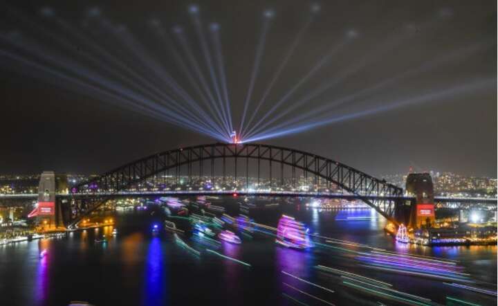 Statek przepływający pod mostem w Sydney, podczas obchodów Nowego Roku 31 grudnia 2019 r. / autor: PAP/EPA/LUKAS COCH