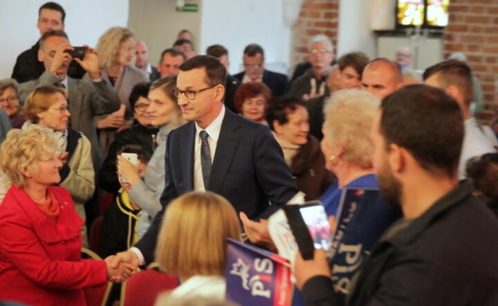 Premier Mateusz Morawiecki (C) podczas spotkania z mieszkańcami w Nidzicy / autor: PAP/Tomasz Waszczuk