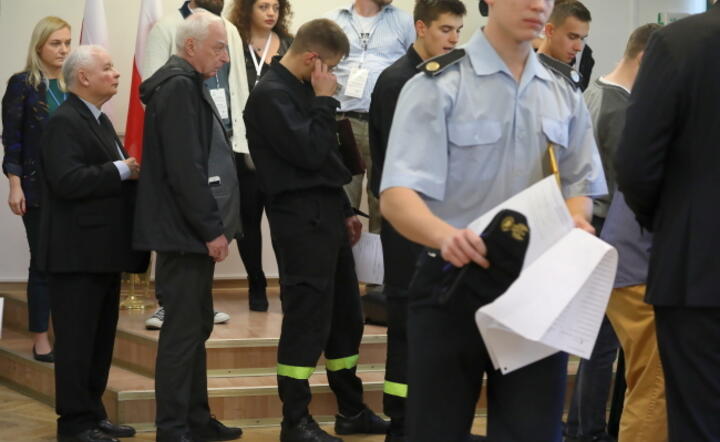 Prezes Prawa i Sprawiedliwości Jarosław Kaczyński (2L) podczas głosowania w wyborach do parlamentu, 13 bm. w lokalu wyborczym w Warszawie / autor: PAP/Tomasz Gzell