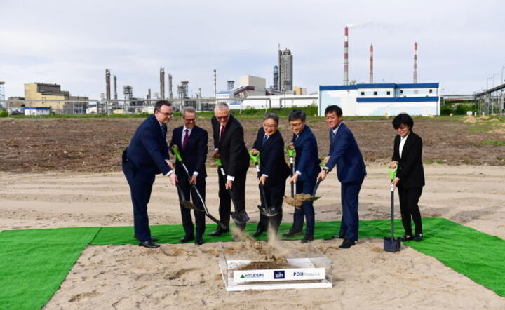 Prezes zarządu Grupy Azoty Wojciech Wardecki (2L) oraz przedstawiciele Hyundai Engineering Co. Ltd. podczas uroczystego zainaugurowania współpracy, 11 bm. na terenie Grupy Azoty Police / autor: PAP/Marcin Bielecki