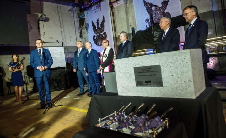Premier Mateusz Morawiecki (3P), wicepremier, minister kultury i dziedzictwa narodowego Piotr Gliński (6L), marszałek Senatu Stanisław Karczewski (2P) podczas symbolicznego wmurowania kamienia węgielnego pod budowę Muzeum Westerplatte i Wojny 1939 / autor: PAP/Jan Dzban