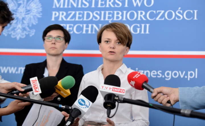 Minister przedsiębiorczości i technologii Jadwiga Emilewicz (P) i Joanna Knapińska (L) z Rządowego Centrum Legislacji, podczas spotkania nt. projektu nowego Prawa zamówień publicznych / autor: PAP/Jakub Kamiński
