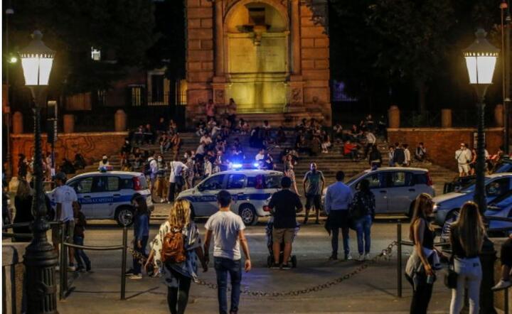 Patrol policyjny, w dzielnicy Trastevere, Rzym, Włochy, 23 maja 2020 r. / autor: PAP/EPA/FABIO FRUSTACI