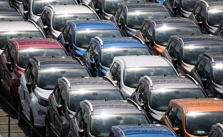 Samochody/parking / autor: Pixabay