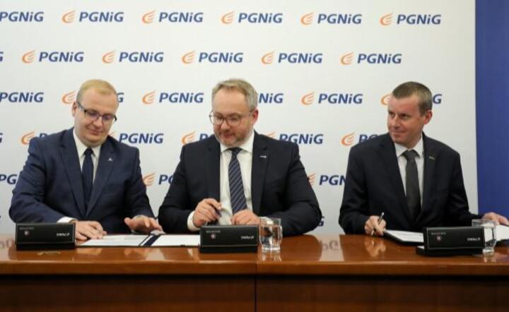 Od lewej: wiceprezes PGNiG OD Marcin Szczudło, prezes PGNiG OD Henryk Mucha i prezes Synthos Dwory Marek Rościszewski / autor: PAP/Paweł Supernak