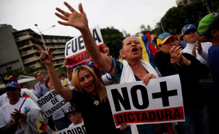 Demonstranci na ulicach Caracas, stolicy kraju / autor: PAP/EPA/BIENVENIDO VELASCO