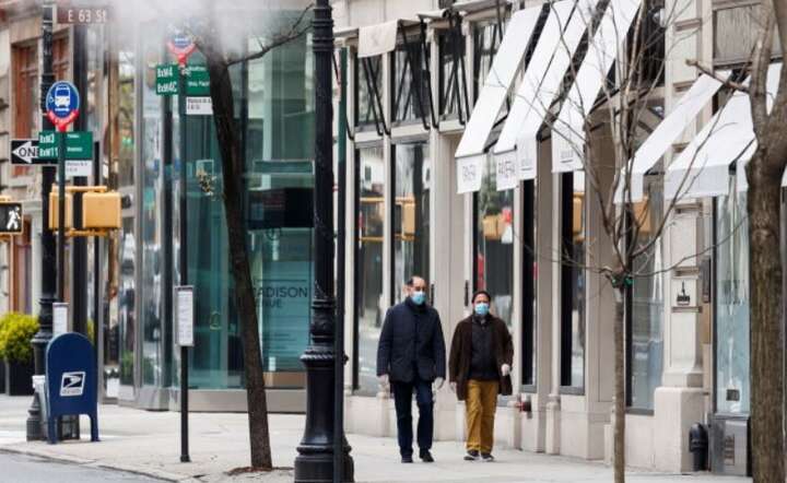 Piesi na Madison Avenue w Nowym Jorku, Nowy Jork, USA, 4 kwietnia 2020 r / autor: PAP/EPA/JUSTIN LANE