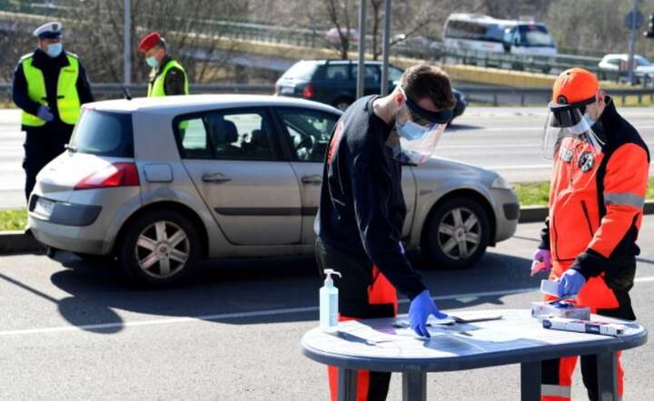 Policyjny punkt kontroli przy jednej z ulic na obrzeżach Przemyśla, 4 bm. Policjan wspomagają ich żołnierze Żandarmerii Wojskowej. / autor: PAP/Darek Delmanowicz