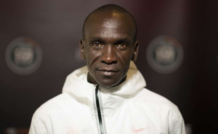 Kenijczyk Eliud Kipchoge pierwszy na świecie przebiegł maraton poniżej dwóch godzin / autor: PAP/EPA/CHRISTIAN BRUNA