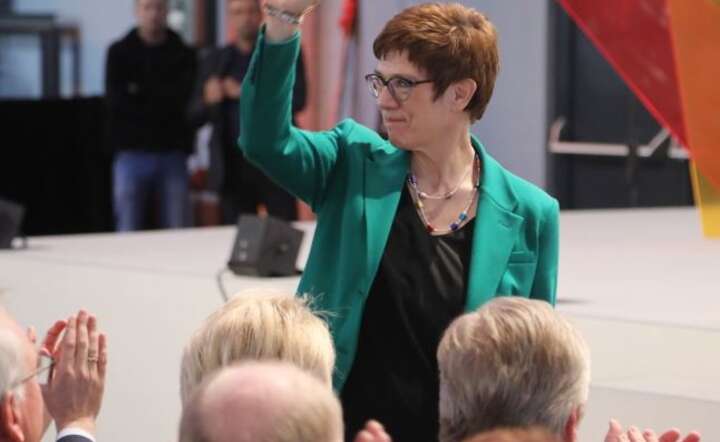 Annegret Kramp-Karrenbauer unosi rękę w charakterystycznym geście / autor: PAP/EPA/FOCKE STRANGMANN