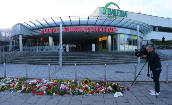 Spontanicznie składane kwiaty w miejscu piątkowej tragedii, w której zginęło 9 osób, a ich zabójca popełnił samobójstwo, fot. PAP/ EPA/KARL-JOSEF HILDENBRAND