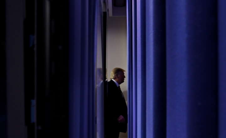 Prezydent Donald Trump po konferencji w Białym Domu zespołu do walki z epidemią wirusa SARS-CoV-2 / autor: PAP/EPA/AL DRAGO