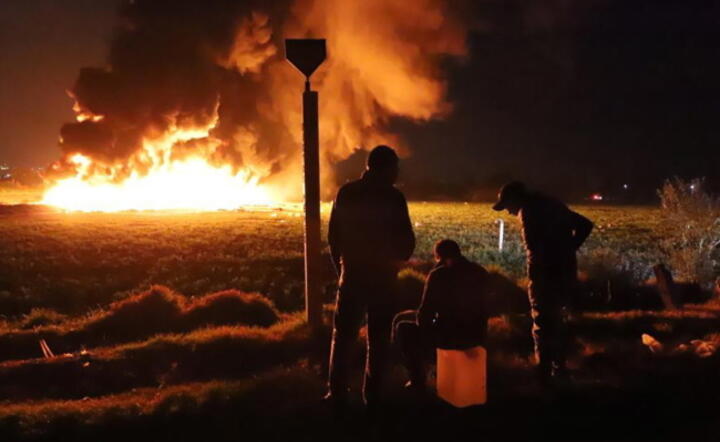 Tlahuelilpan: Gapie zaopatrzeni w kanistry obserwują pożar rurociągu Pemex / autor: fot. PAP/EPA/OASA