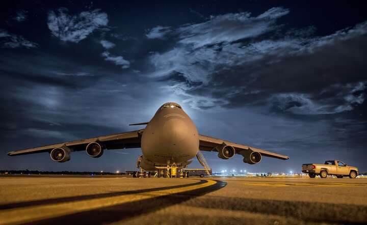 Amerykański transportowiec Lockheed C-5 Galaxy używany do globanego transportu żołnierzy i sprzętu / autor: fot. Pixabay