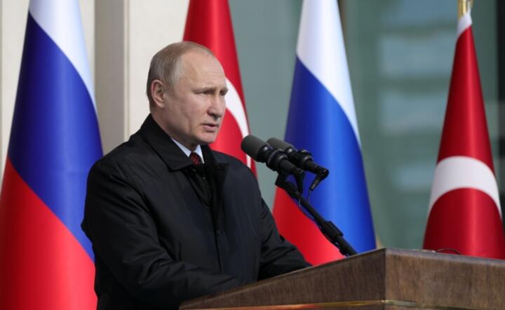 Prezydent Rosji Vladimir Putin przemawia przed pałacem prezydenckim w stolicy Turcji Ankarze 3 kwietnia na uroczystości otwarcia budowy elektrowni atomowej Akkuyu / autor: fot. PAP/EPA/MICHAEL KLIMENTYEV/SPUTNIK