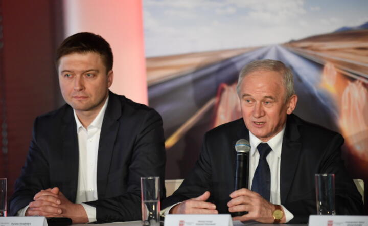 Minister energii Krzysztof Tchórzewski (P) oraz dyrektor zarządzający ElectroMobility Poland Krzysztof Kowalczyk (L) podczas konferencji prasowej nt. działalności spółki ElectroMobility Poland, fot. PAP/Bartłomiej Zborowski