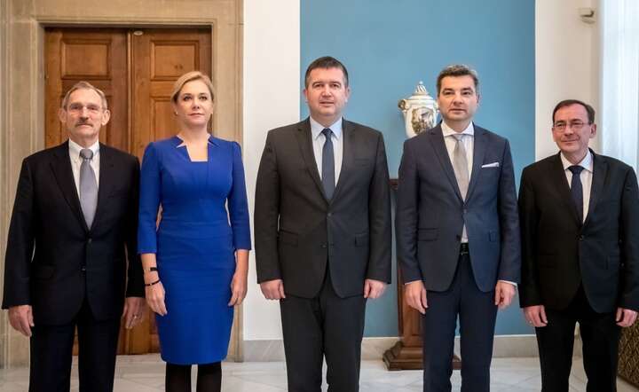 aństwa te będą także szukać możliwości udziału swych krajowych firm w dostawach tego sprzętu dla sił bezpieczeństwa. / autor: PAP/EPA/MARTIN DIVISEK