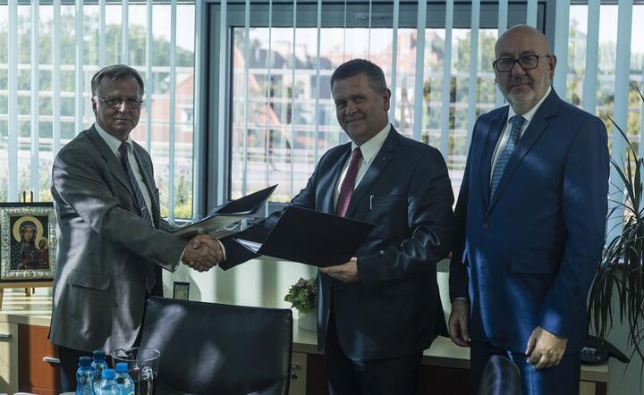 Minister Andrzej Lewiński, zastępca Generalnego Inspektora Ochrony Danych Osobowych (GIODO) oraz (w Rafał Matusiak), prezes Zarządu Krajowej Kasy i Wiktor Kamiński, pełnomocnik Krajowej Kasy, fot. materiały KK