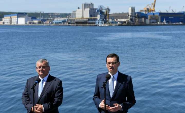 Andrzej Adamczyk i Mateusz Morawiecki / autor: PAP/Adam Warżawa