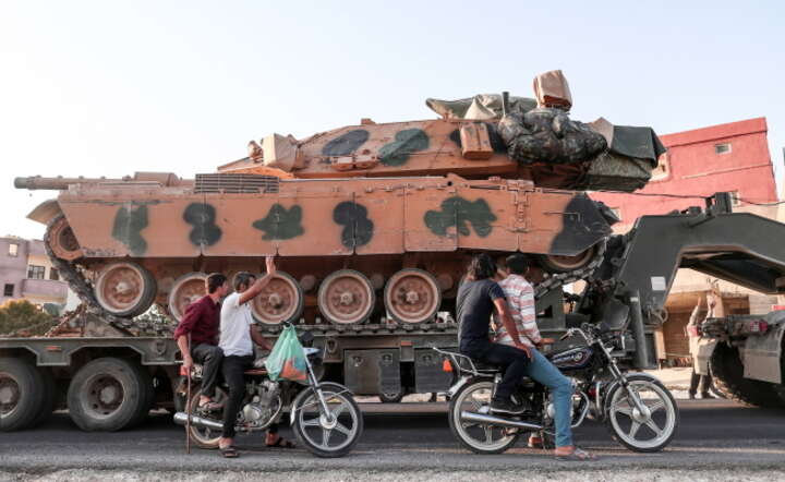 Transport czołgów tureckiej armii do północnej Syrii / autor: PAP/EPA/Sedat Suna