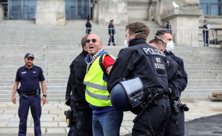 Zatrzymania podczas demonstracji zniesienia ograniczeń społecznych i ekonomicznych przed budynkiem Reichstagu / autor: PAP/EPA/OMER MESSINGER