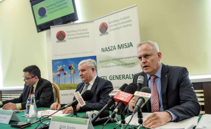 Prezes zarządu NFOŚiGW dr Kazimierz Kujda (C) oraz zastępcy prezesa Jacek Spyrka (P) i Artur Sz. Michalski (L) z zarządu Narodowego Funduszu Ochrony Środowiska i Gospodarki Wodnej, fot. PAP/Marcin Obara