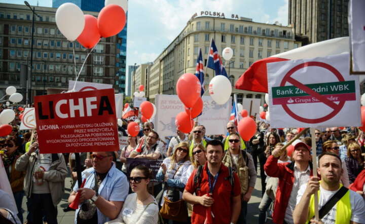 Manifestacja frankowiczów pod siedzibą NBP, fot. PAP / Jakub Kamiński