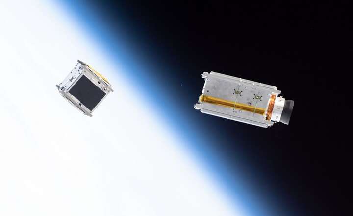 Satelita typu CubeSat / autor: SatRevolution