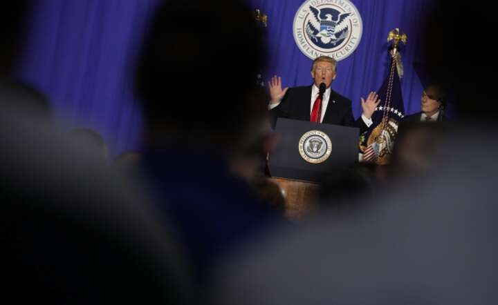 Prezydent Donald Trump na spotkaniu z funkcjonariuszami Departamentu Bezpieczeństwa, fot. PAP/EPA/Chip Somodevilla (2), fot. PAP/EPA