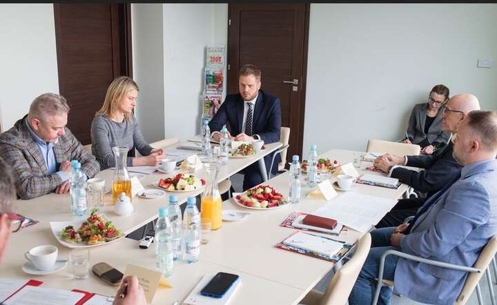 Debata na temat tzw. opłaty cukrowej w redakcji „Gazety Bankowej' / autor: Fratria