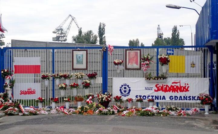 Dziś brama Stoczi Gańskiej to tylko miejsce pamięci, a to tu ruszyła fala zmian, która zmiotła PRL / autor: Fratria / JK