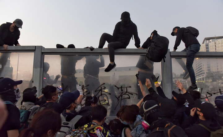 Protesty w Hongkongu / autor: PAP/EPA/MIGEUL CANDELA