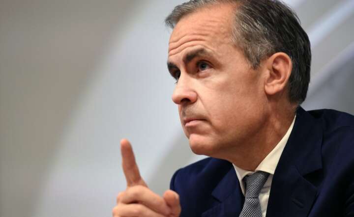Gubernator Banku Anglii Mark Carney na konferencji prasowej informuje o podwyżce stóp i rozszerzeniu programu QE, fot. PAP/EPA/ANDY RAIN