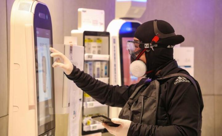 Koronawirus z Wuhan rozprzestrzenia się nie tylko w Chinach. / autor: PAP/EPA/YUAN ZHENG