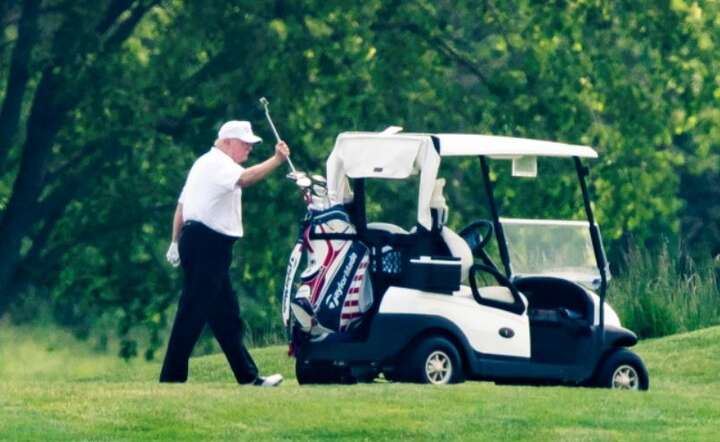 Donald J. Trump, gra w golfa w Trump National Golf Club w Sterling, Wirginia, USA, 23 maja 2020 r / autor: PAP/EPA/JIM LO SCALZO