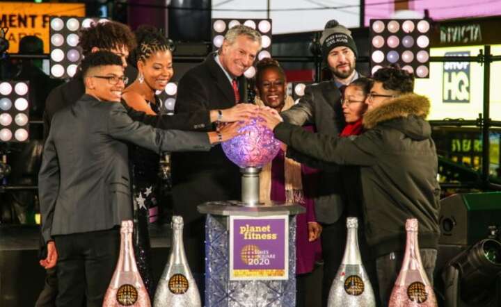 Burmistrz Nowego Jorku Bill de Blasio (w środku) bierze udział w uroczystościach sylwestrowych na Time Square w Nowym Jorku, USA, 31 grudnia 2019 r. / autor: PAP/EPA/ANGEL COLMENARES