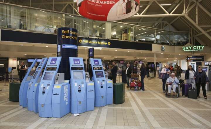 Strajk blisko 400 pilotów linii SAS sparaliżował ruch w porcie lotniczym Arlanda w Sztokholmie, fot. PAP/EPA/ SOREN ANDERSSON