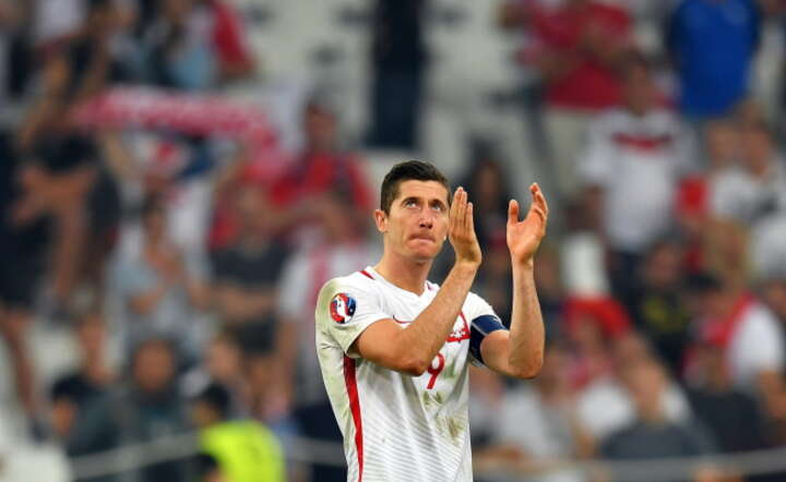 Robert Lewandowski dziękuje po meczu polskim kibicom, fot.PAP/EPA/PETER POWELL, PAP/EPA/TOLGA BOZOGLU, PAP/EPA/GUILLAUME HORCAJUELO