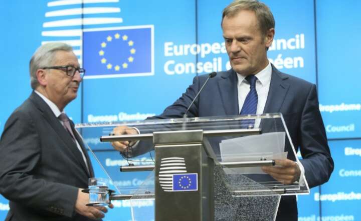 Szef Rady Europejskiej Donald Tusk i szef Komisji Europejskiej Jean-Claude Juncker na konferencji po szczycie w Brukseli, fot.PAP/EPA/OLIVIER HOSLET(2), PAP/ EPA/JULIEN WARNAND