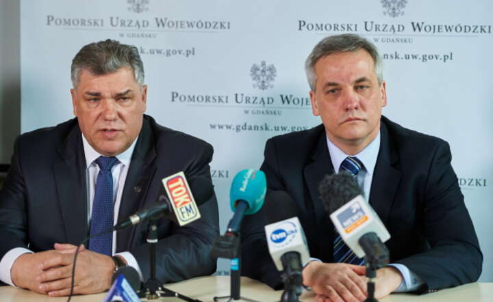 Prezes Zrzeszenia Międzynarodowych Przewoźników Drogowych w Polsce Jan Buczek i wiceminister infrastruktury i budownictwa Jerzy Szmit (P) podczas konferencji prasowej w Gdańsku, fot. PAP/Adam Warżawa