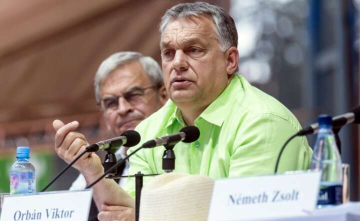 Premier Viktor Orban wwystąpieniu transmitowanym na żywo w węgierskej telewizji, fot. PAP/EPA/Nandor Veres