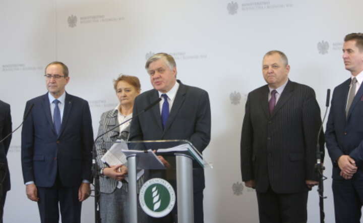 Minister Krzysztof Jurgiel i jego ekipa z resortu rolnictwa, fot. PAP/Leszek Szymański