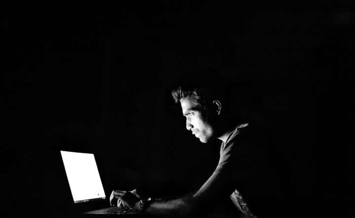 Informacje zdobyte przez technologię łączenia danych mogą pozwolić na łatwą kradzież tożsamości, wymuszenia czy działania inwigilacyjne / autor: Pixabay