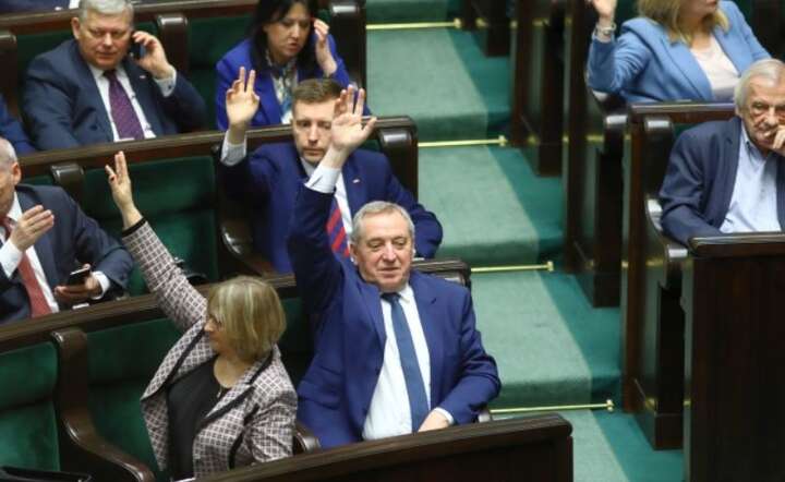Poseł PiS Henryk Kowalczyk (C) na sali obrad Sejmu, 14 bm. w Warszawie. Trwa jednodniowe posiedzenie Sejmu. Posłowie przeprowadzą głosowania nad budżetem na 2020 / autor: PAP/Rafał Guz