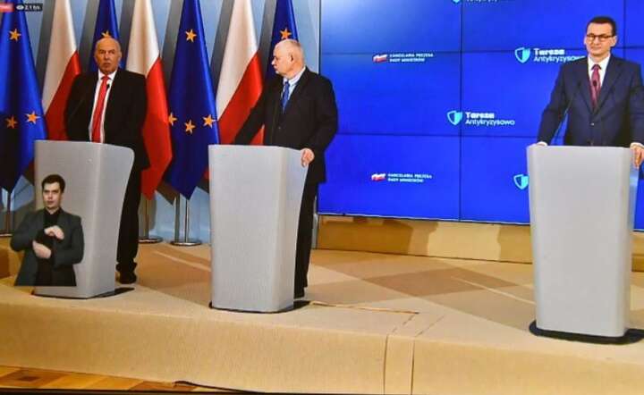 Premier Mateusz Morawiecki (P), prezes Narodowego Banku Polskiego Adam Glapiński (C) oraz minister finansów Tadeusz Kościński (L), 18 bm. w siedzibie KPRM w Warszawie. / autor: PAP/Andrzej Lange