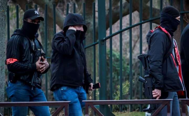 Francuska policja w parku Hautes-Bruyeres w Villejuif, niedaleko Paryża. / autor: PAP/EPA/CHRISTOPHE PETIT TESSON