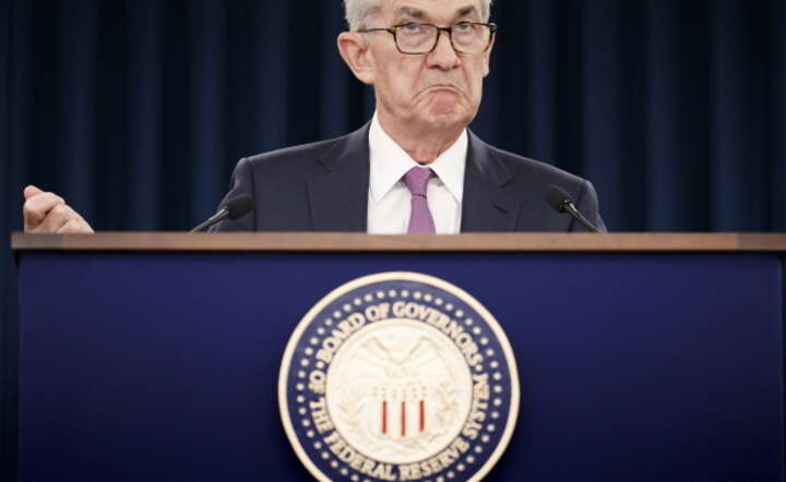 Jerome Powell, prezes Federal Reserve (Fed) na konferencji po posiedzeniu / autor: PAP/EPA/SHAWN THEW
