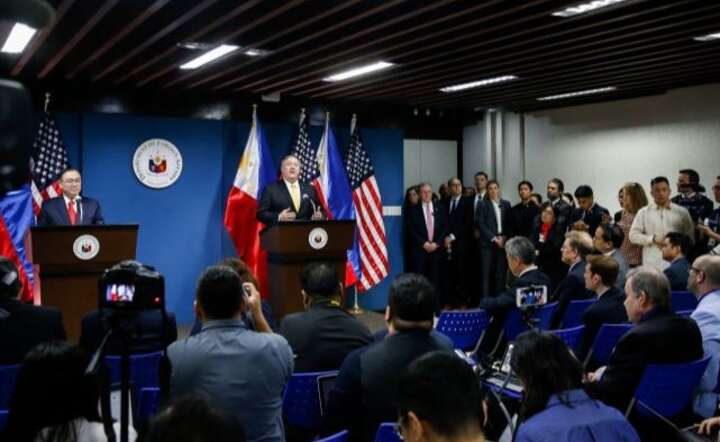 Mike Pompeo na Filipinach / autor: PAP/EPA/MARK R. CRISTINO