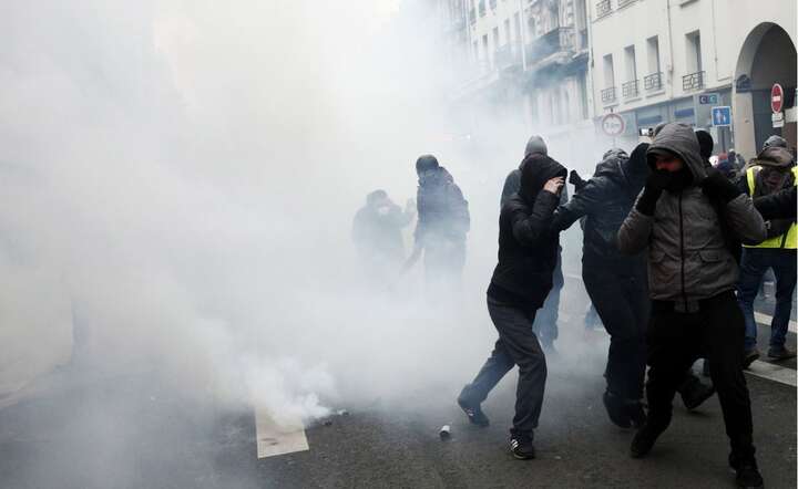 W całym kraju kolejne manifestacje przeciw reformie emerytalnej / autor: PAP/EPA/YOAN VALAT