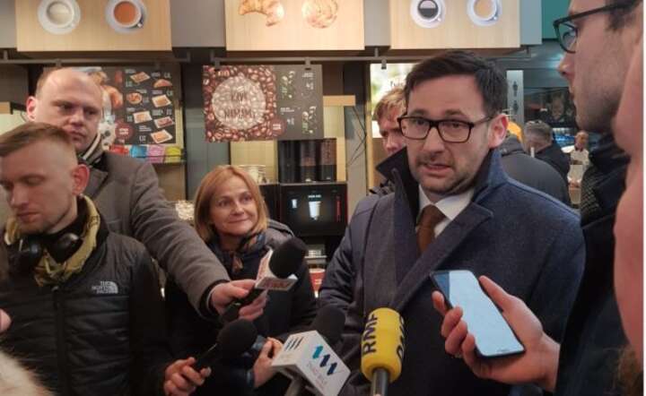 Spotkanie z dziennikarzami na stacji benzynowej na Litwie, 16.02 / autor: zb. wł